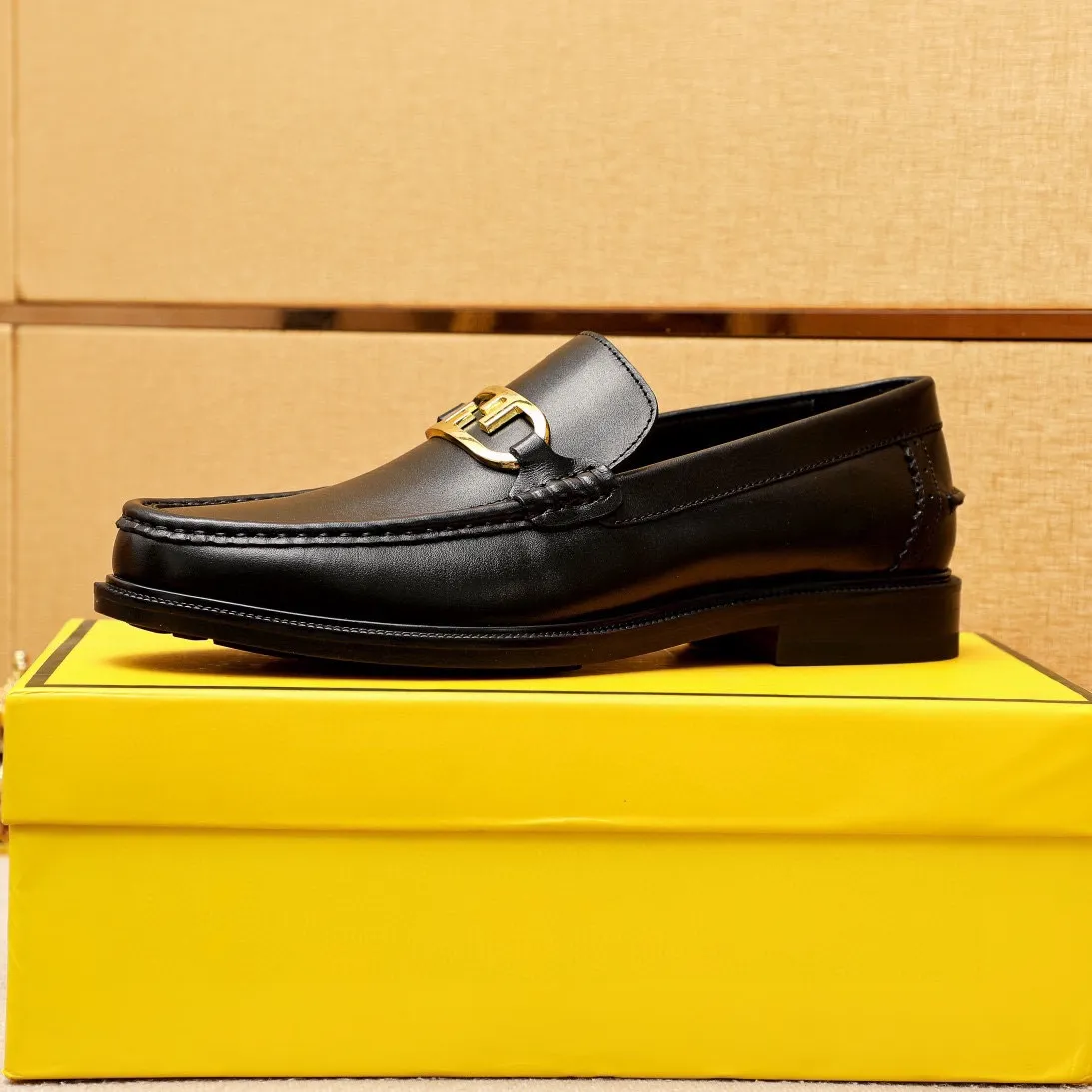 Men's shoes 💰460💰💐 Product trademark: FENDI [Fendi] casual leather shoes Regular size: 38-44 (45🉑️customized) Product materials: Selected imported first-layer cowhide upper + luxury hardware buckle, imported cowhide lining. Strong three-dimensional visual effect, rubber outsole Color: 1⃣️color optional